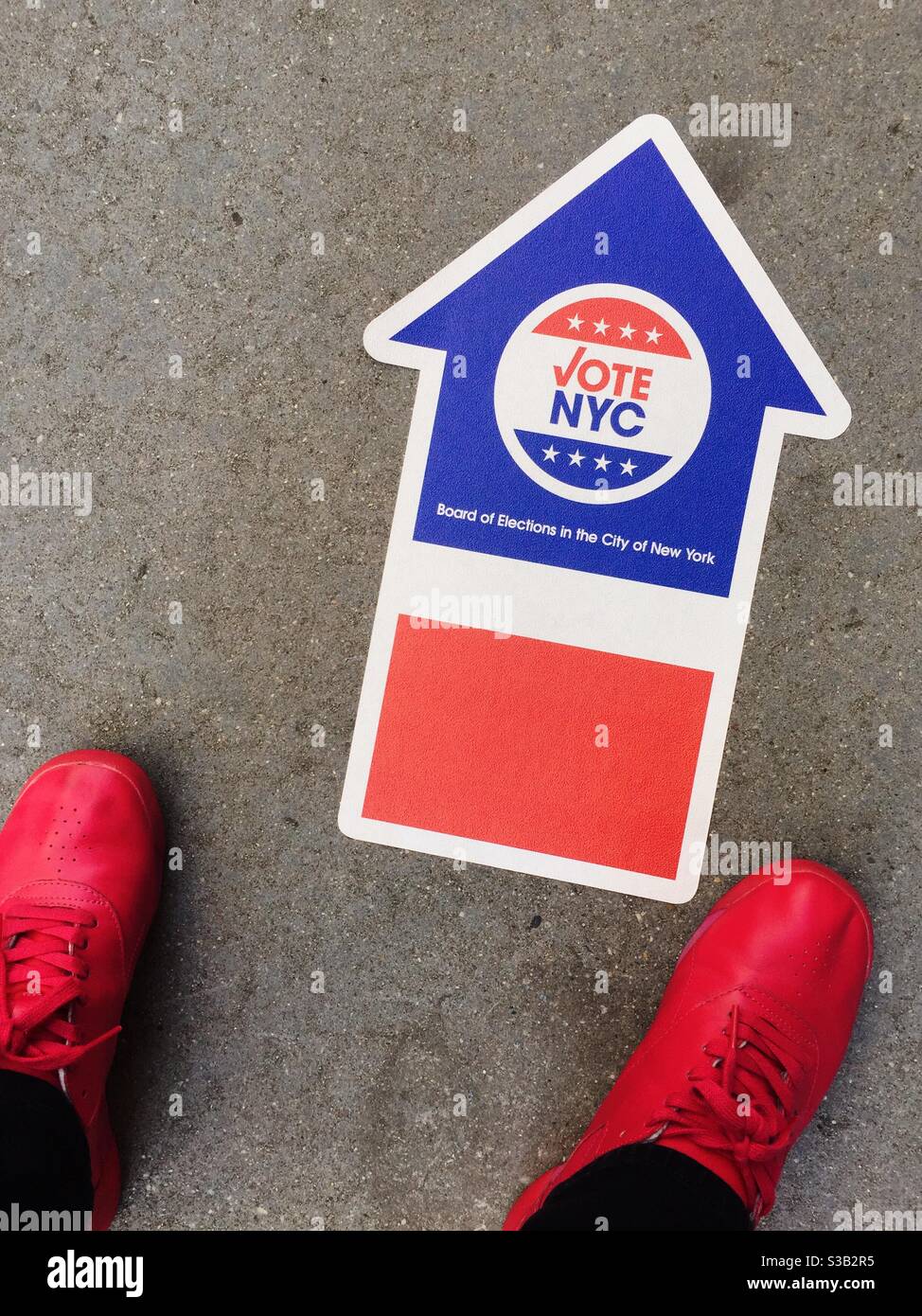 Directional arrow on the sidewalk at a polling place for the 2020 presidential election on 3 November, NYC, USA - Smartphone Captured Stock Image