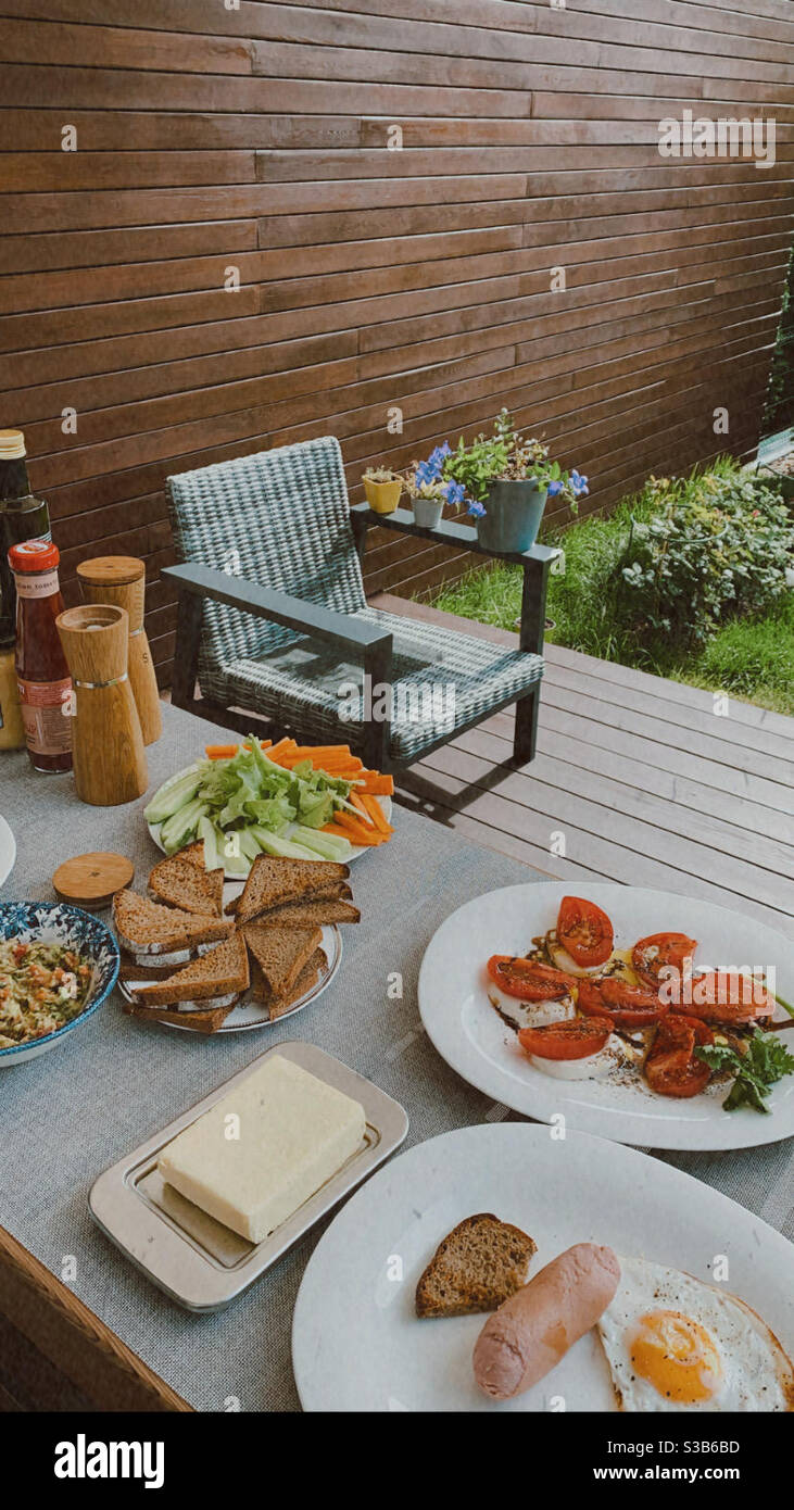 Brunch in the backyard Stock Photo Alamy