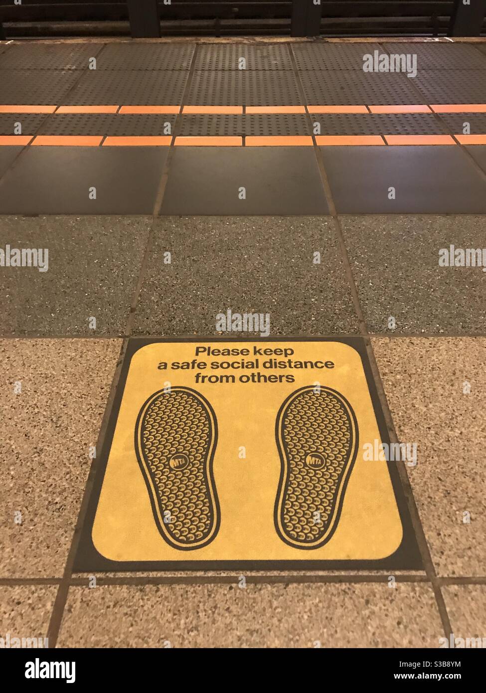 Social distance distancing hi-res stock photography and images - Alamy