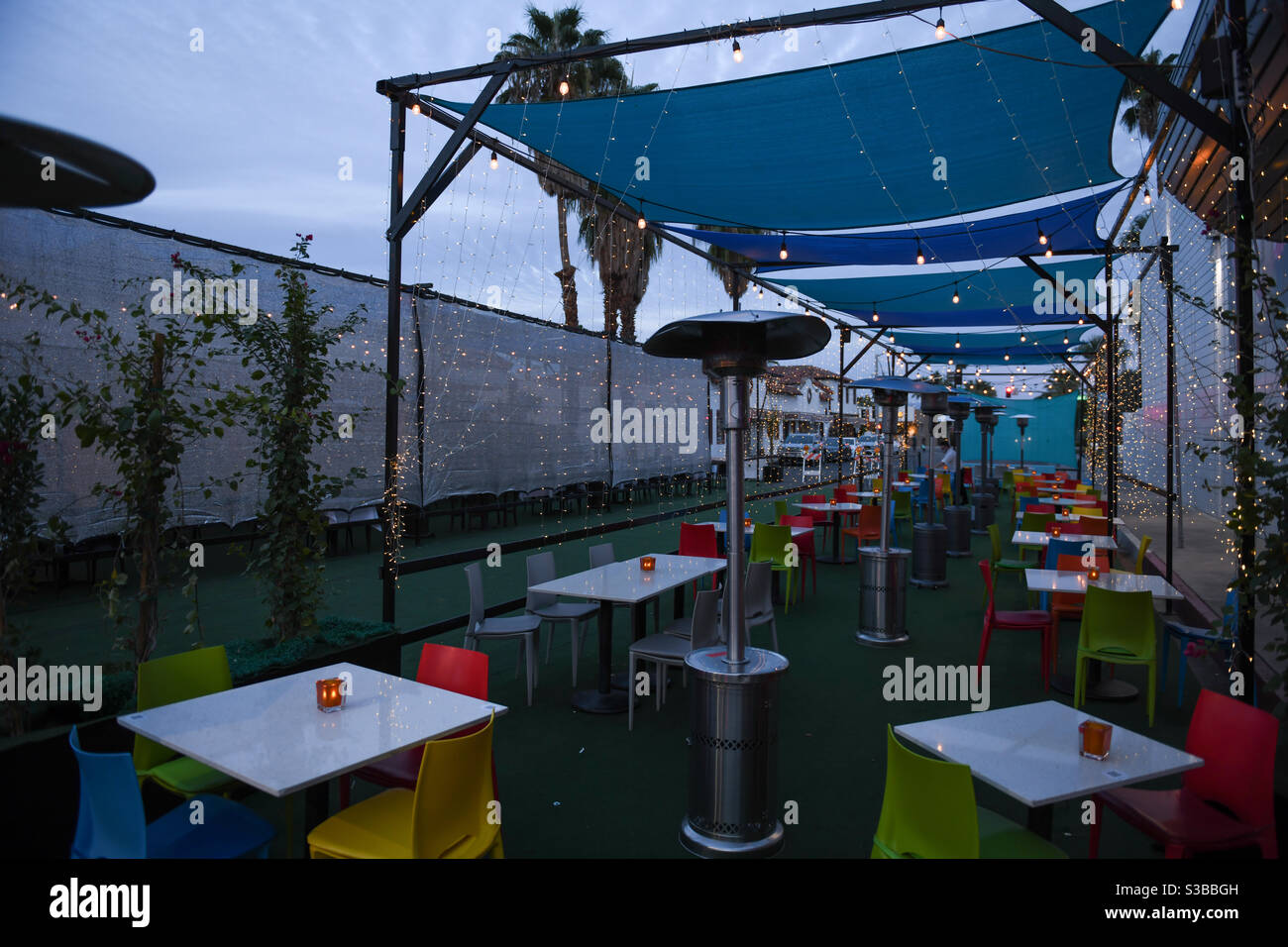 Palm Springs, USA. 20th Nov, 2020. Early in the evening a empty restaurant after Governor Gavin Newsom’s announcement of a month long curfew to attempt to reduce the covid 19 infections. - Smartphone Captured Stock Image