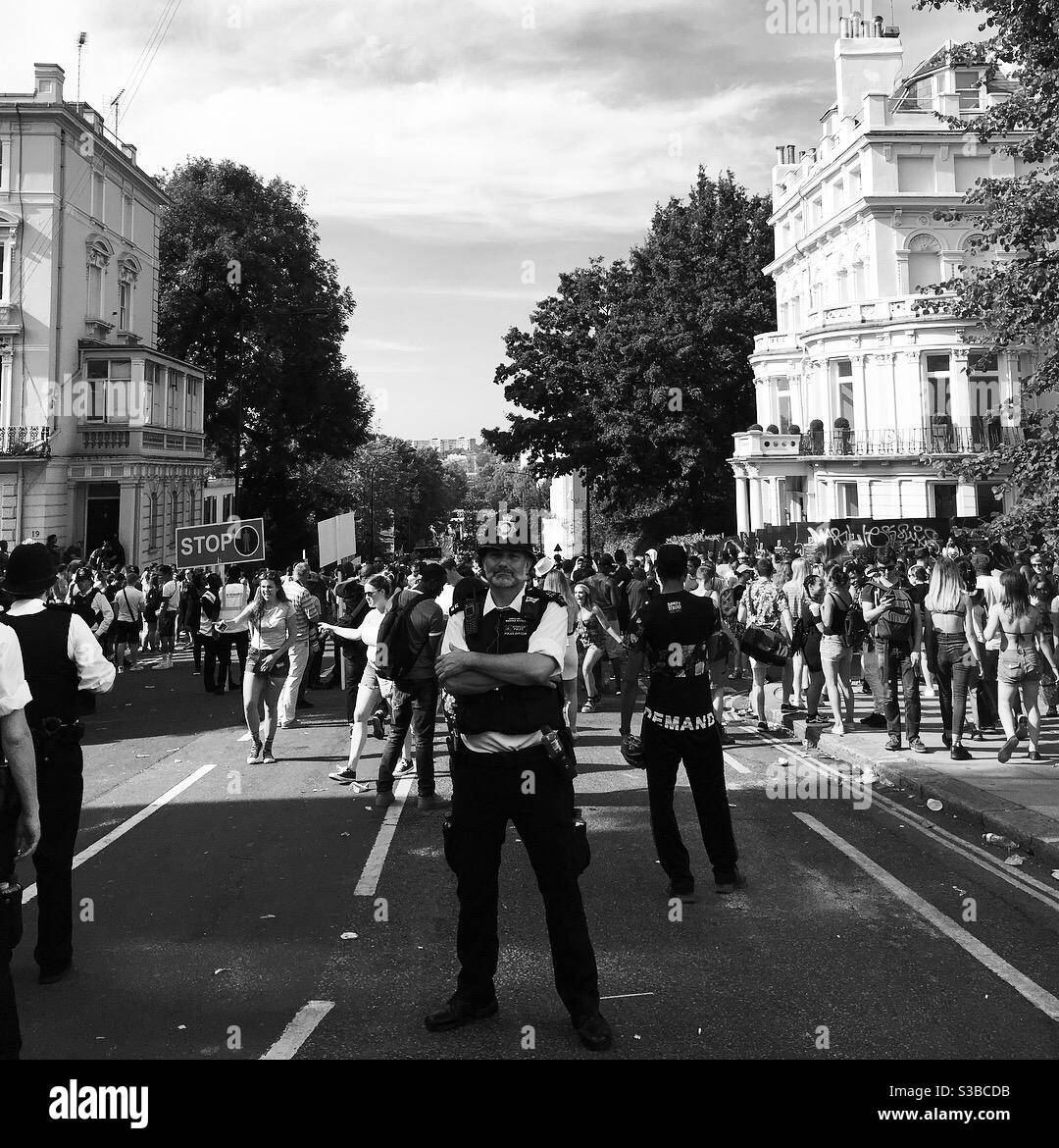 Police stand guard at Notting hill carnival Stock Photo Alamy
