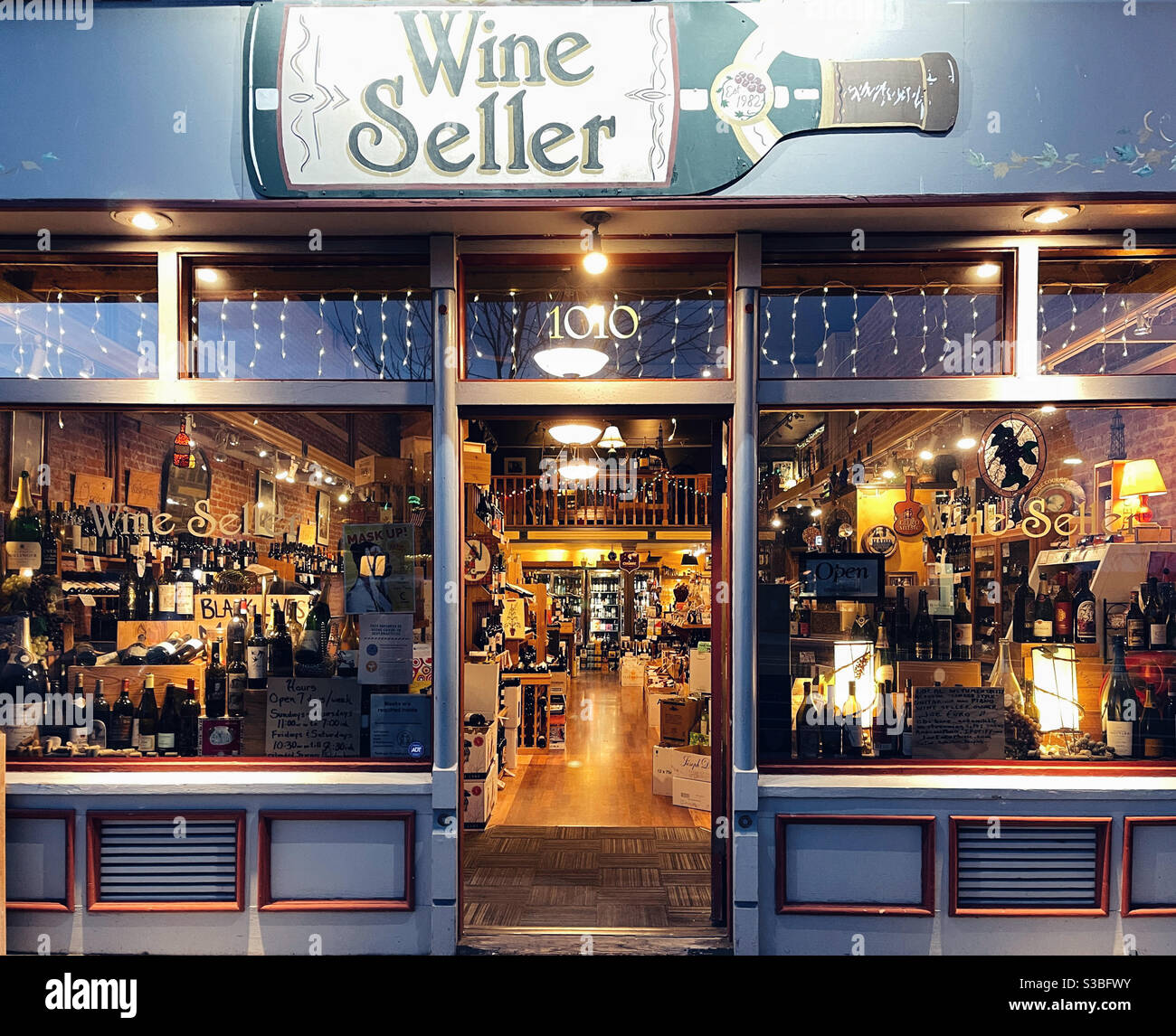 Wine storefront in Port Townsend Stock Photo