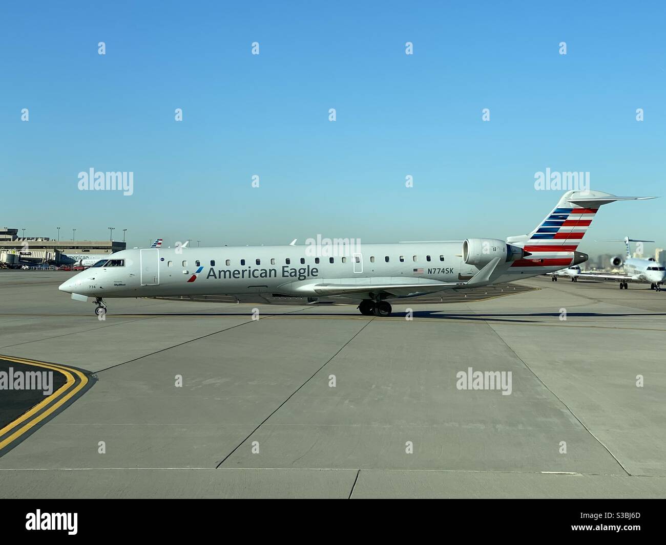 Crj 700 hi-res stock photography and images - Alamy
