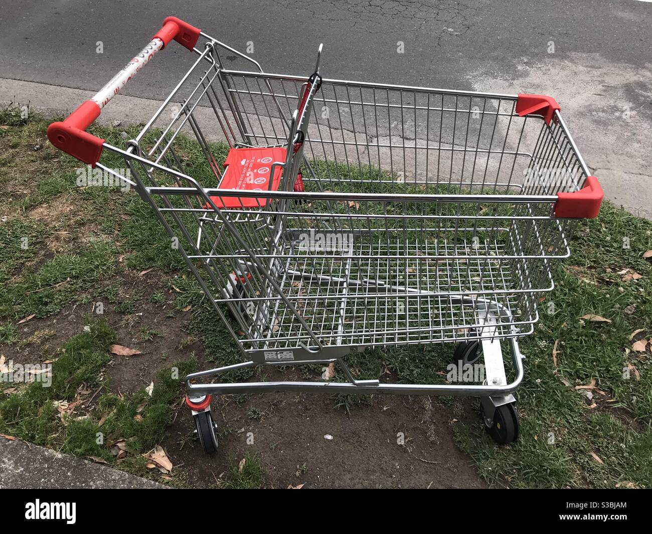 Abandoned supermarket trolley Stock Photo Alamy