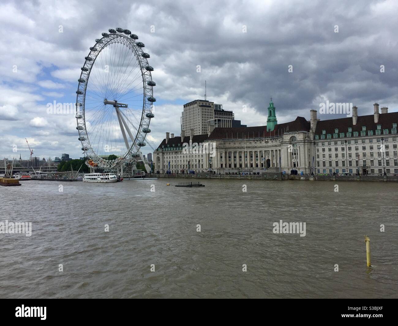 A magnificent view of the main attraction of London, the River Themes