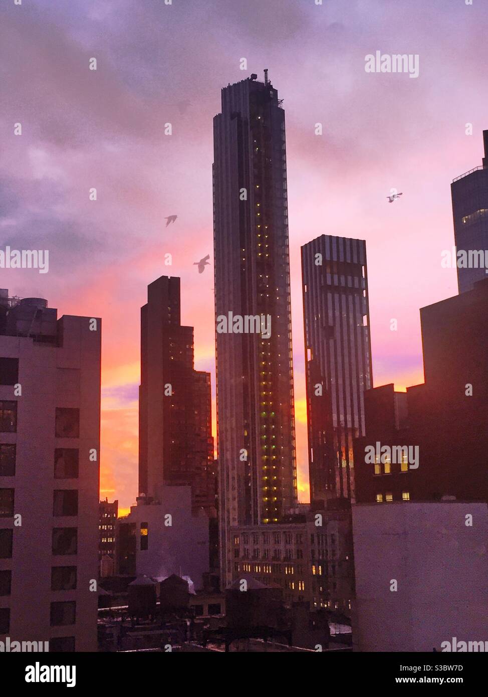 Nyc skyscraper sunset hi-res stock photography and images - Alamy