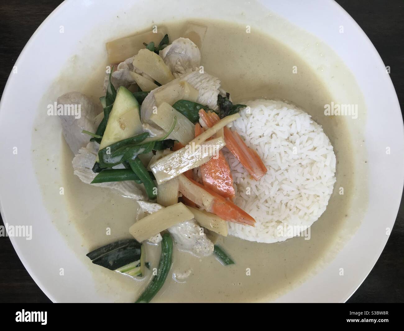 Thai chicken green curry Stock Photo - Alamy