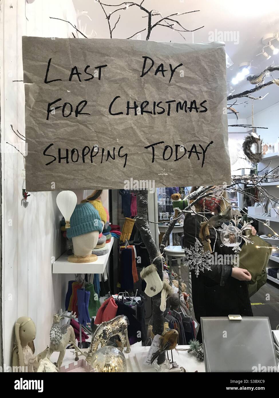 Home made Sign on gift shop window, church street Twickenham. New Tier 4 starting in Lindon from 20th December 2020 Stock Photo