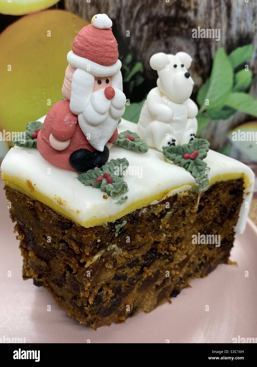 How to marzipan a christmas cake