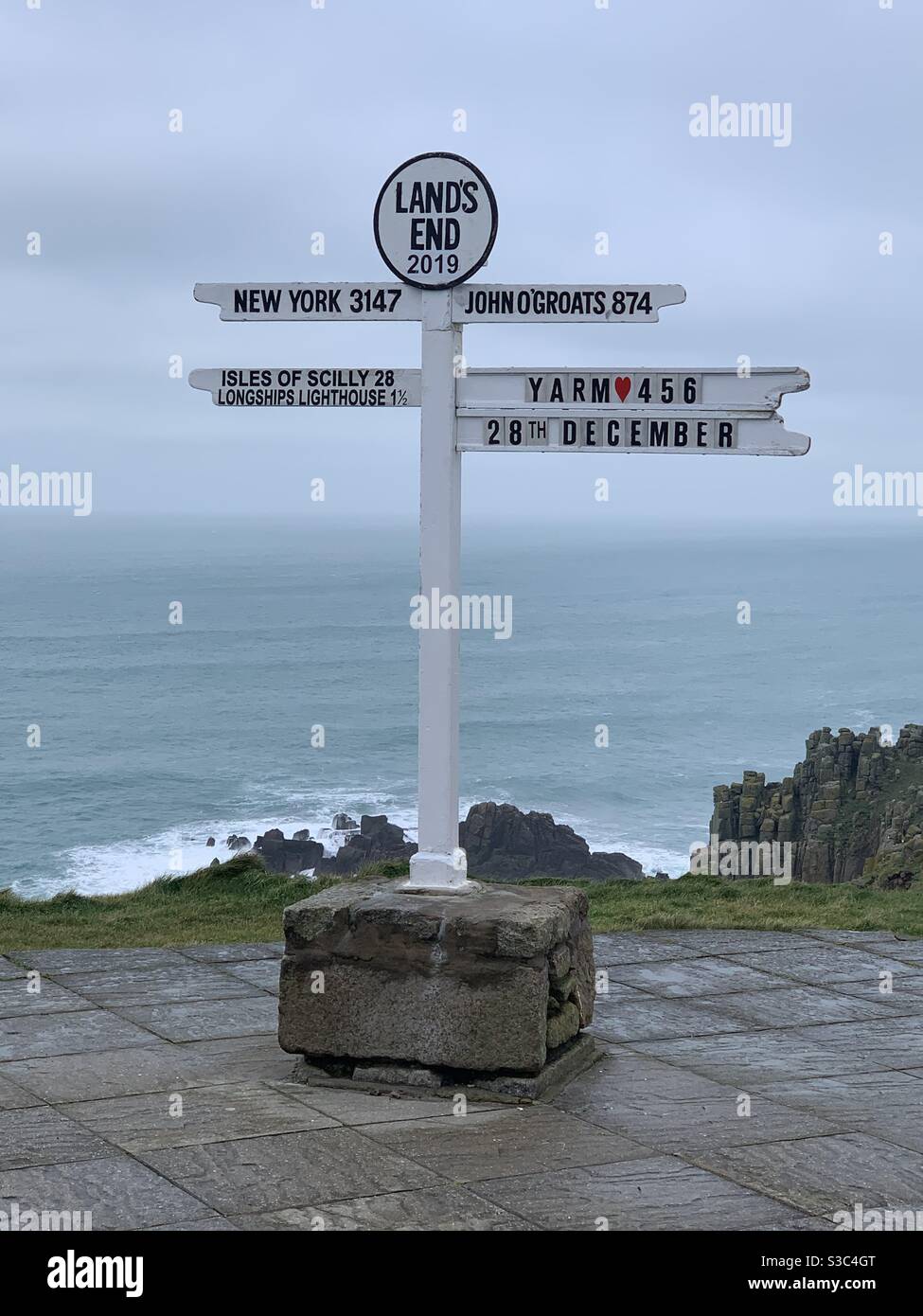 Lands End signpost showing distances to New York and John o’groats, Cornwall famous sign in England Stock Photo