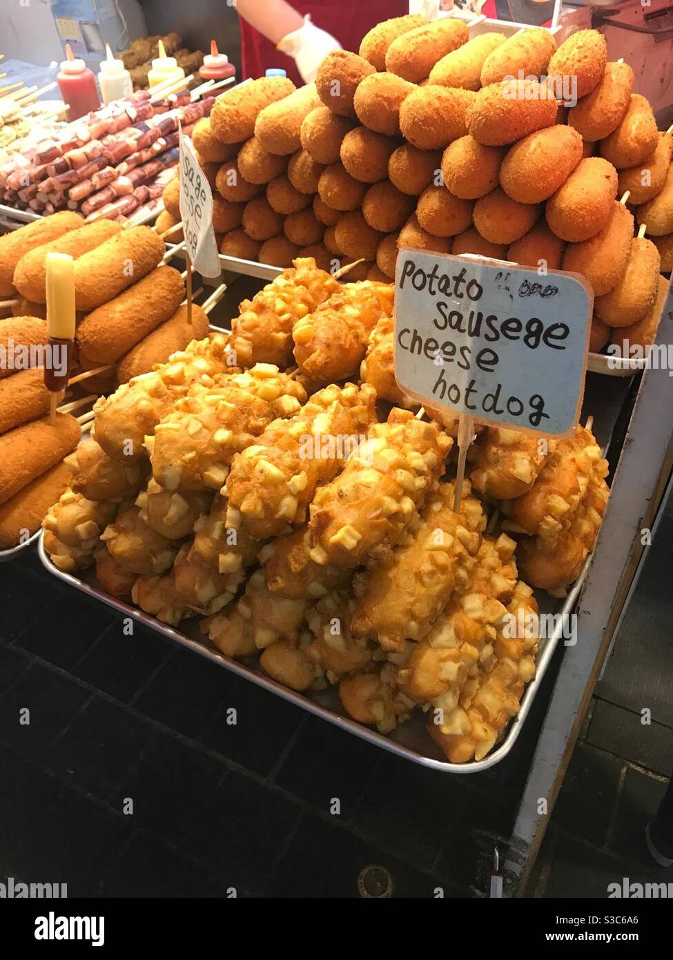 Korean street food market Stock Photo - Alamy