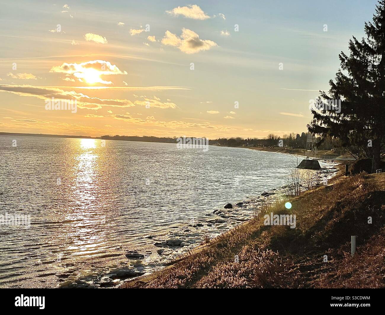 Couché de soleil sur le fleuve st-Laurent , Champlain, Qc Stock Photo