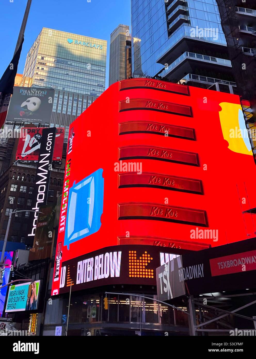 I mean, can you ever really have too much red? Hersheys doesn’t seem to think so! They are enormous Kit Kat neon red sign Stock Photo