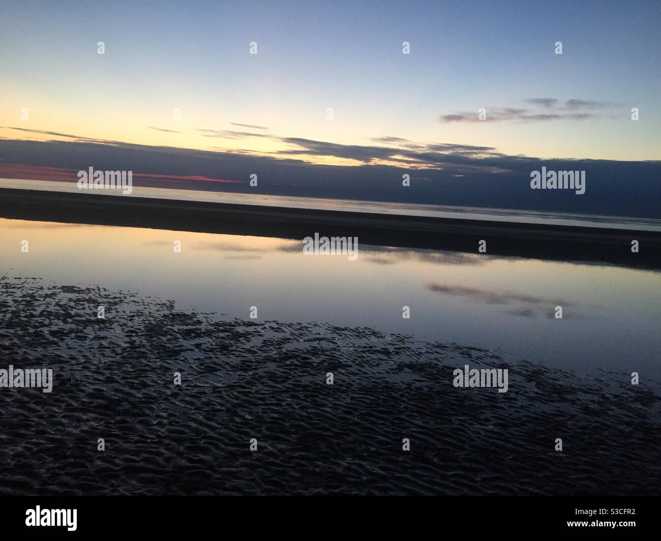 Sonnenuntergang Renesse am leeren Strand mit Meer Stock Photo