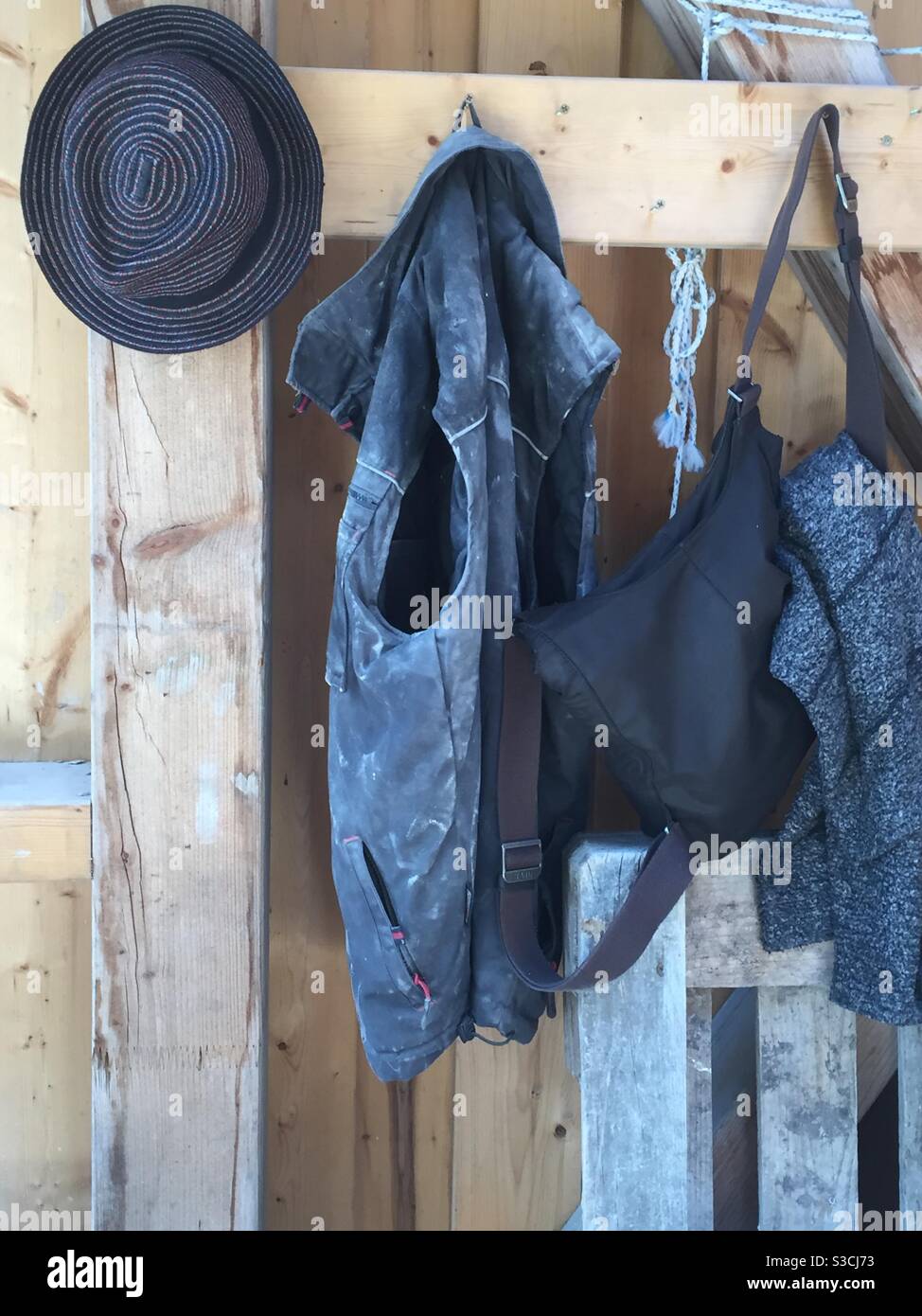 Hut und Jacken an Garderobe im Atelier Stock Photo