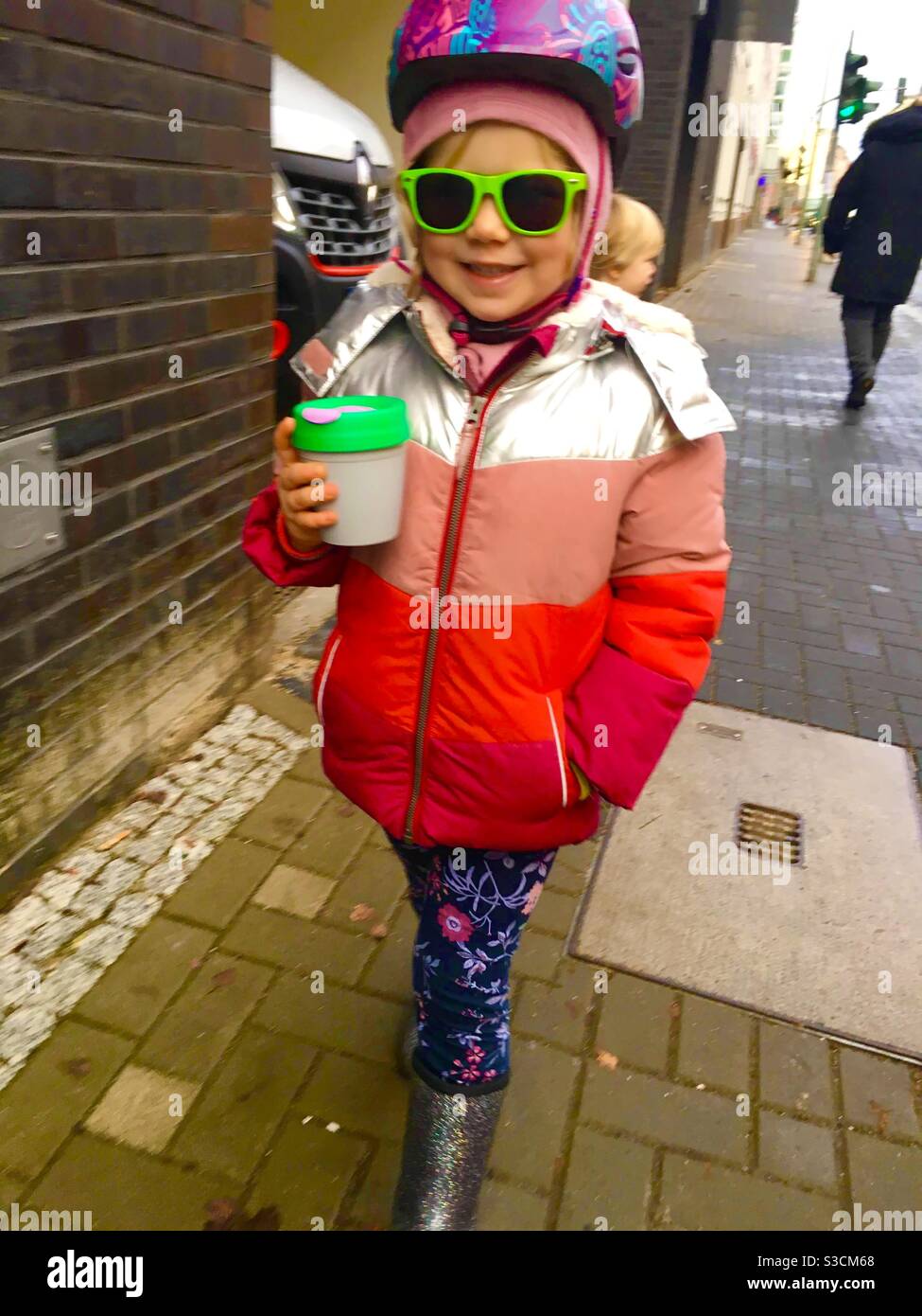 Hiding behind sunglasses hi res stock photography and images Alamy