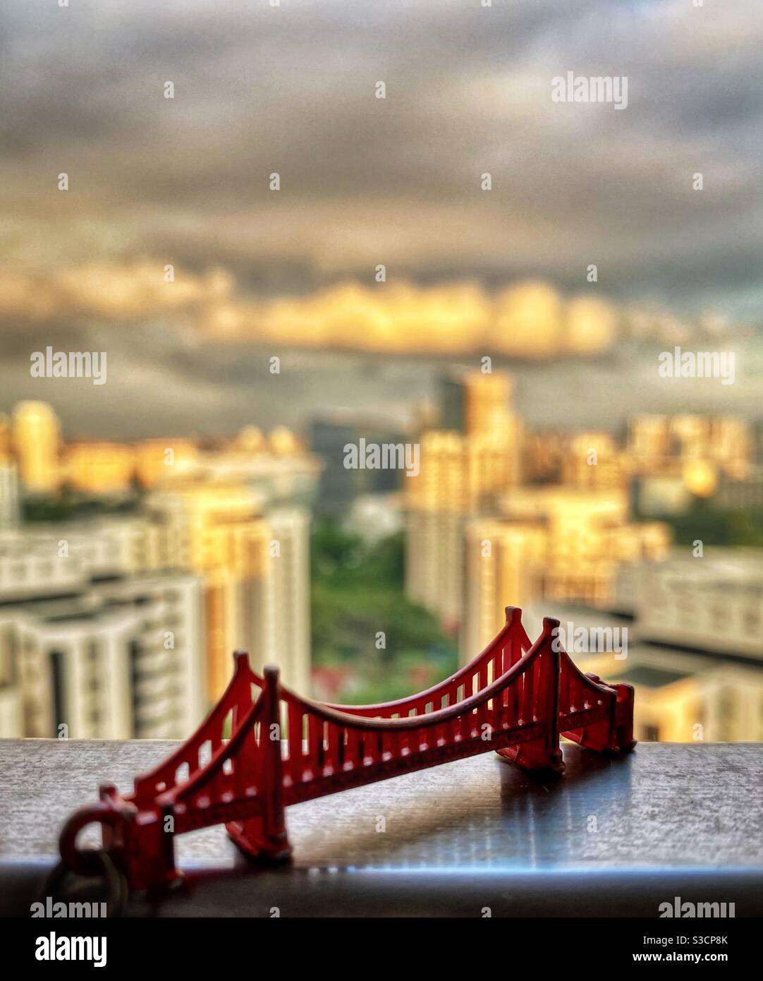 Golden Gate Bridge replica keychain with Singapore perspective Stock Photo