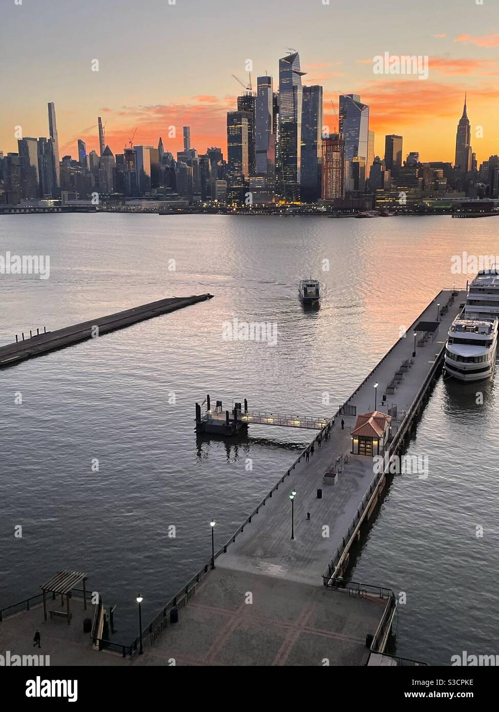 Nyc sunrise hi-res stock photography and images - Alamy