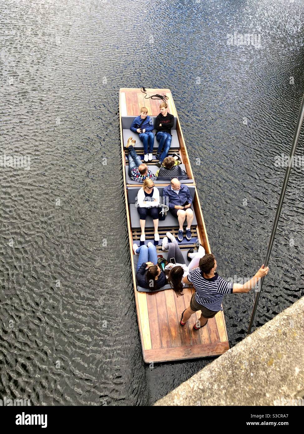 Top view of punt with tourists in on the river Cam in Cambridge Stock Photo