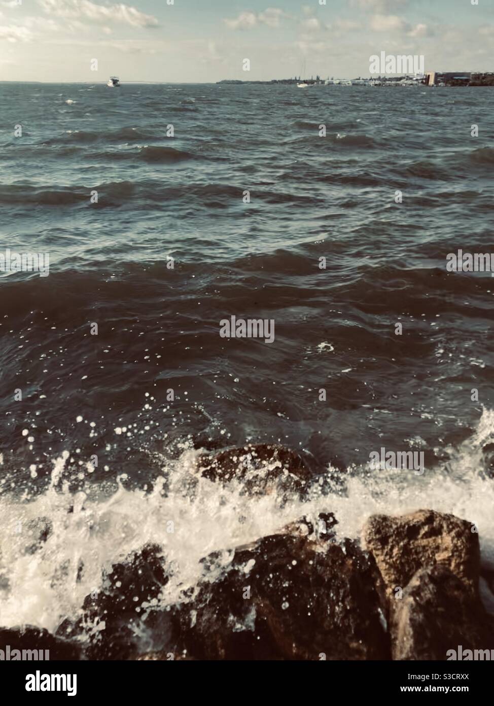 Ocean waves and rocks hi-res stock photography and images - Alamy