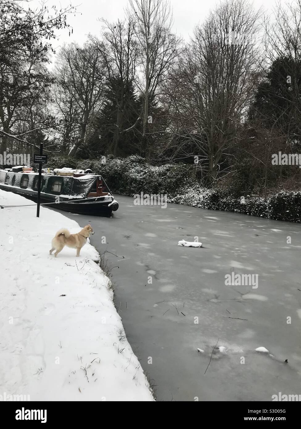 Snowy Oxford Canal. The Cherwell river frozen over during winter in Oxford, England. Stock Photo