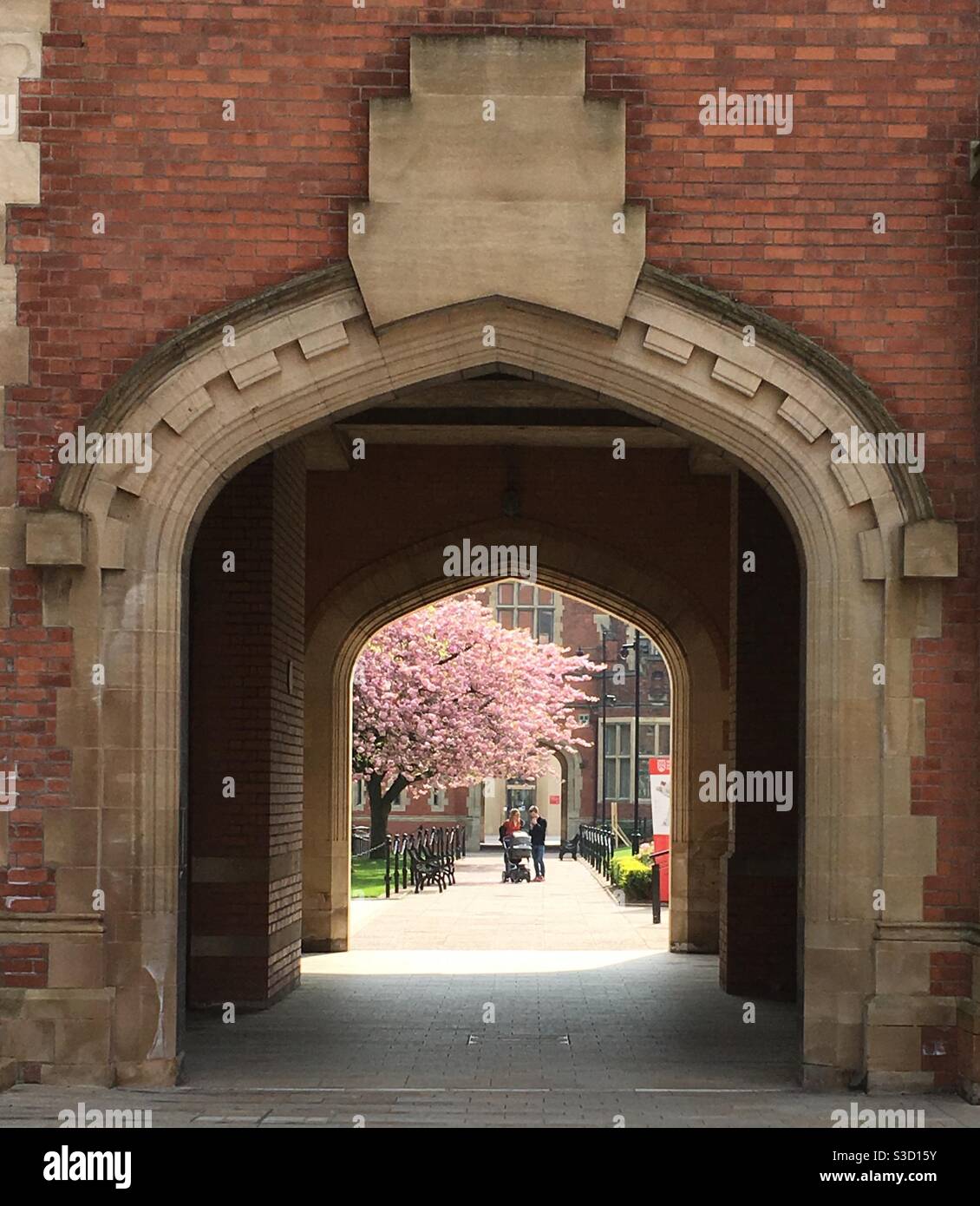 Queen S University Belfast Northern Ireland Uk A Russell Group Research Intensive University Showing The Quadrangle On A Spring Afternoon From Near The Main Site Tower And Graduate School Stock Photo Alamy