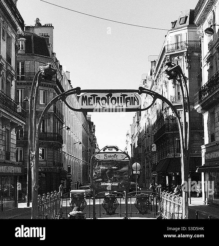 Paris metro underground station in black and white Stock Photo - Alamy