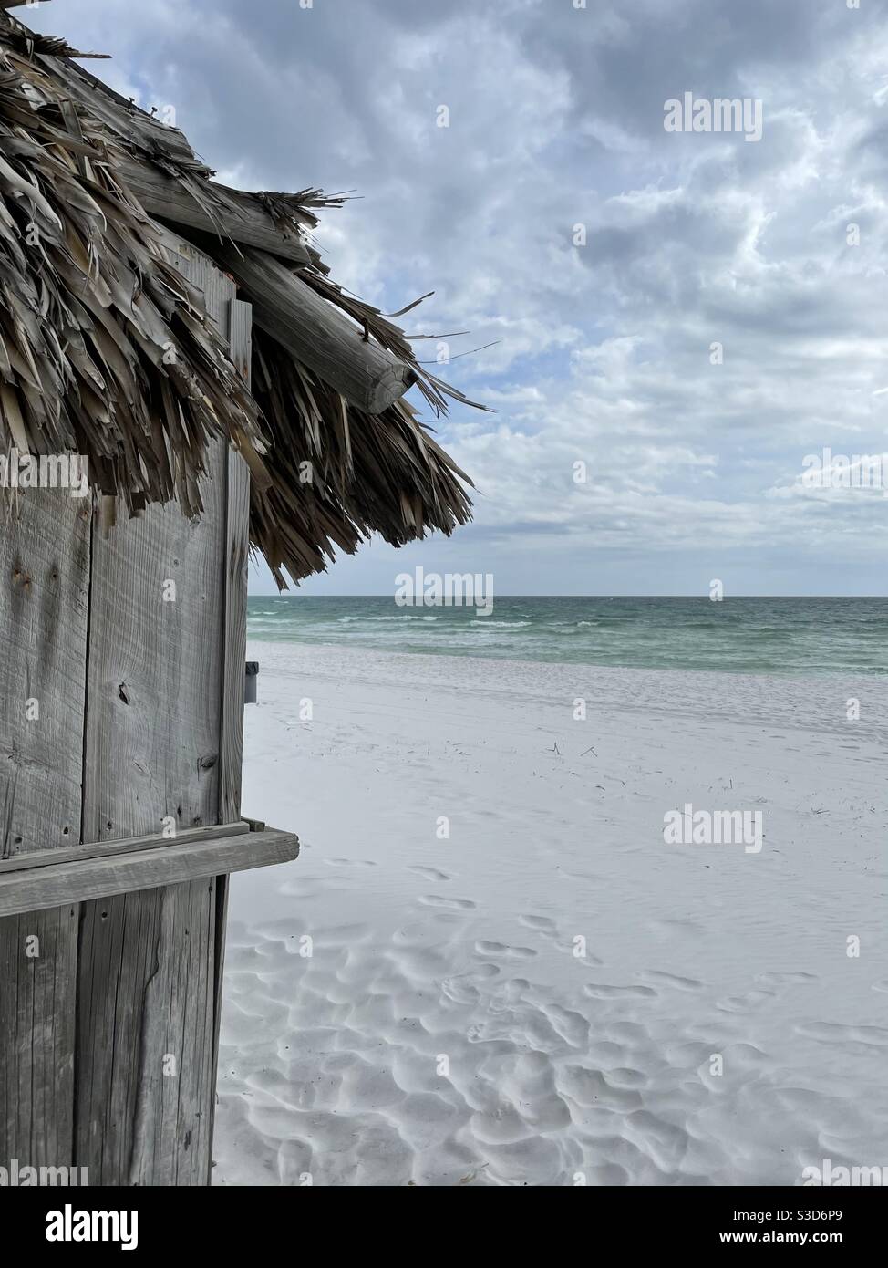 Hut on white sand beach hi-res stock photography and images - Alamy