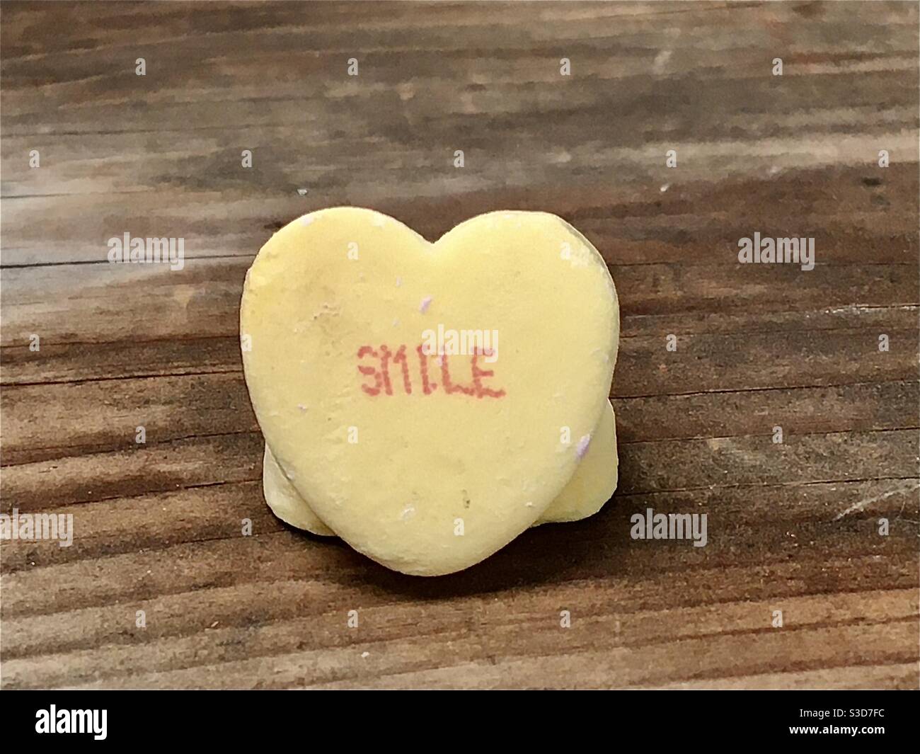 “Smile” valentine yellow conversation heart Stock Photo Alamy