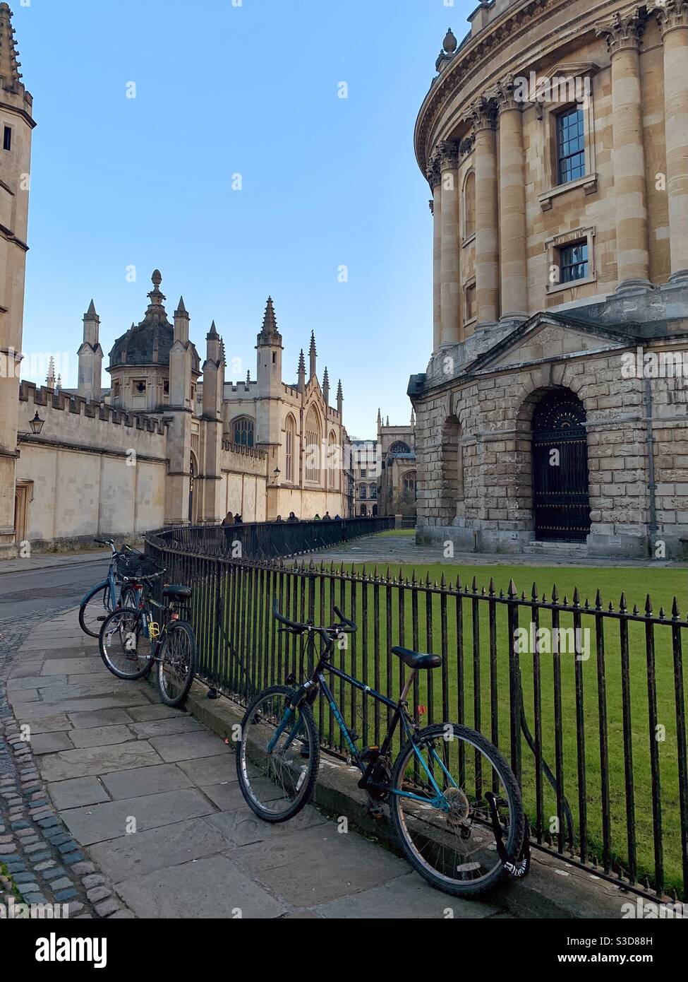 Bikes outside hi-res stock photography and images - Alamy