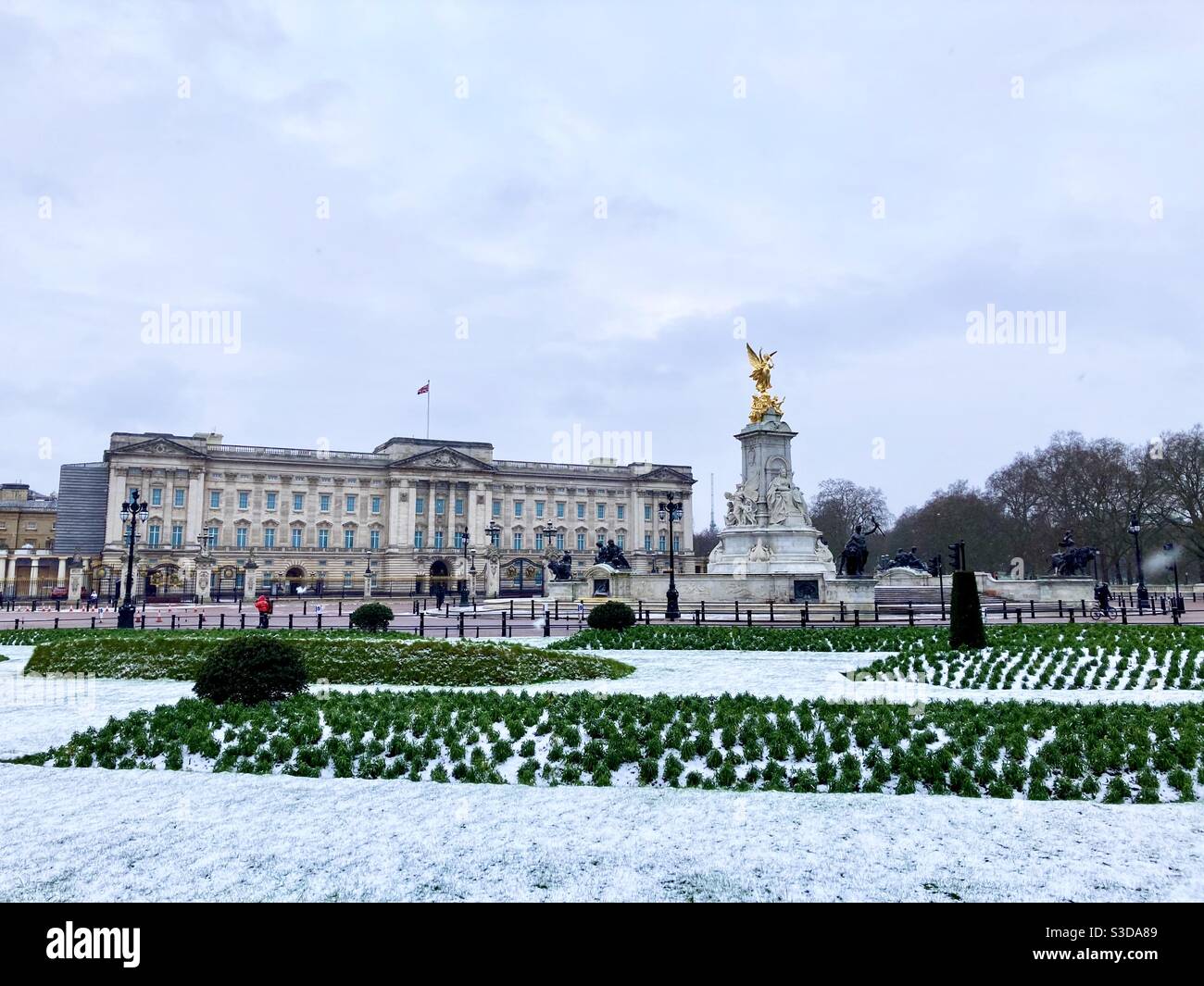 Buckingham Palace surrounded by snow, London, UK Stock Photo