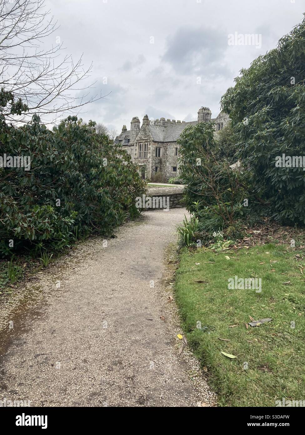 Pathway to house hi-res stock photography and images - Alamy