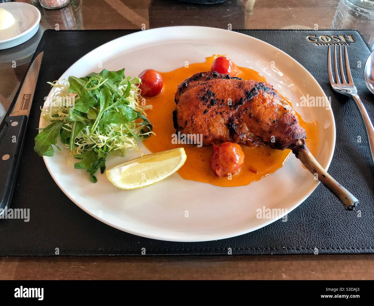 Chicken Diavola in a spicy sauce with vegetable complements. Pollo alla