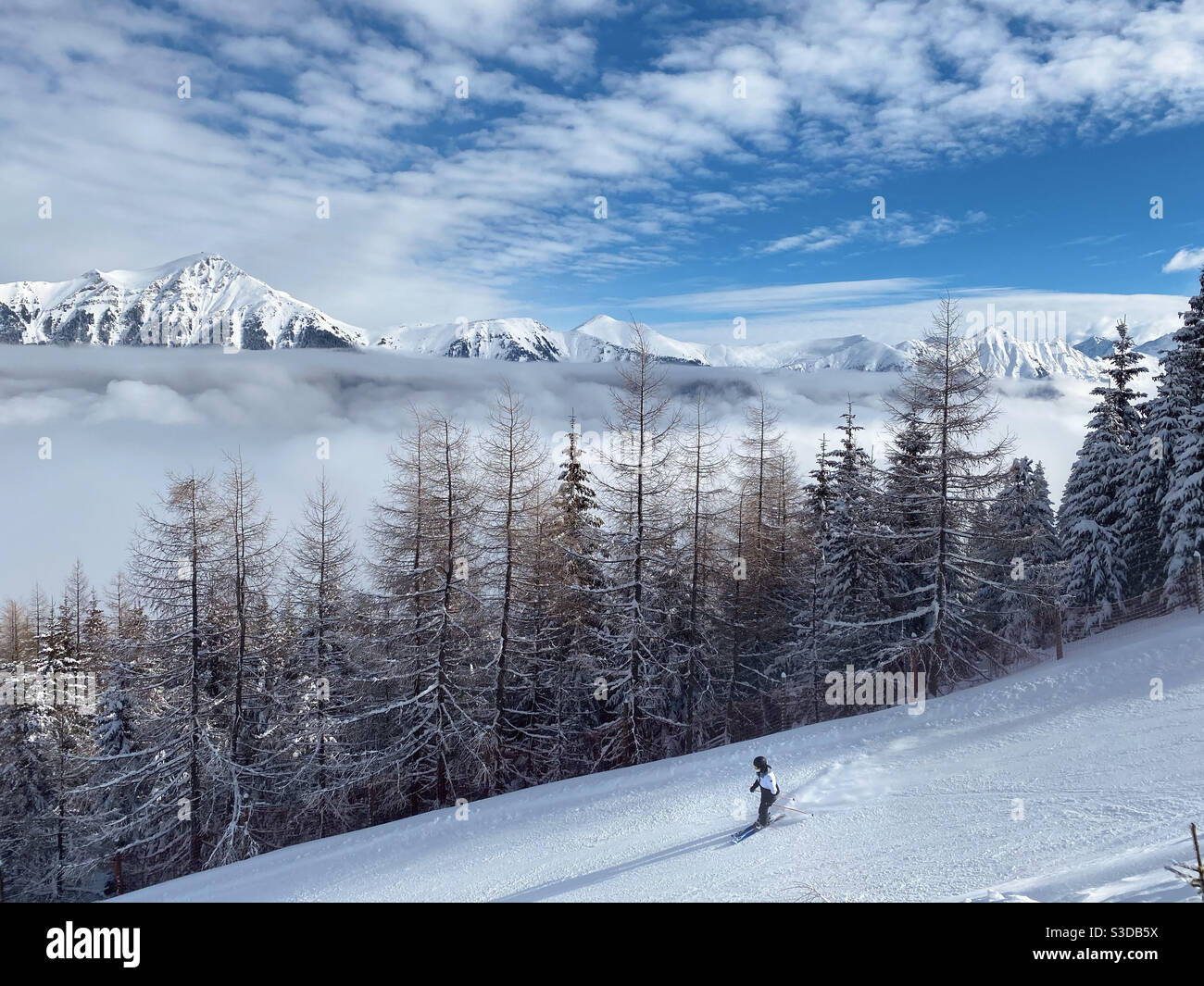 Stubnerkogel, Salzburgerland, AT. 09th Feb 2021. AT weather. Dramatic fog & sunshine on the peaks. COVID restrictions have left slopes empty. Credit: Lydia Goolia/StockimoNews/Alamy - Smartphone Captured Stock Image