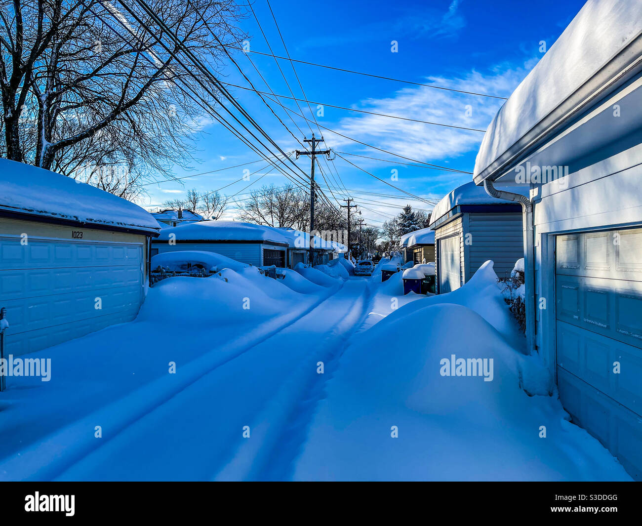 Oak Park, Illinois, USA. 16th February 2021. An alley choked with snow after a winter storm dumped over 12 inches/25cm of snow in this western suburb of Chicago. Stock Photo