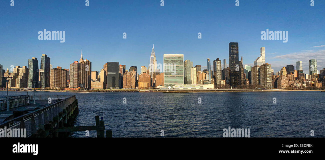 Panoramic view of Midtown Manhattan from the fisher’s pier at Hunters Point South Park Stock Photo