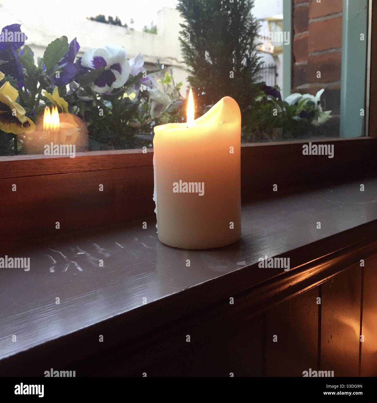 Candle in the window hires stock photography and images Alamy