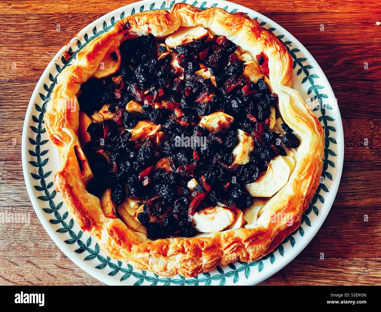 homemade-mincemeat-and-apple-puff-pastry-tart-stock-photo-alamy