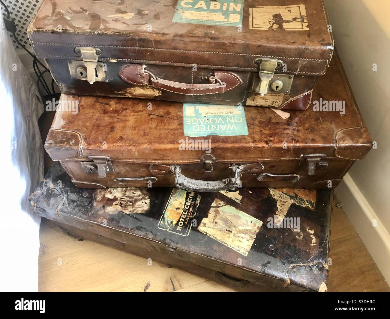 Valise vintage avec de vieux autocollants Voyage Photo Stock - Alamy