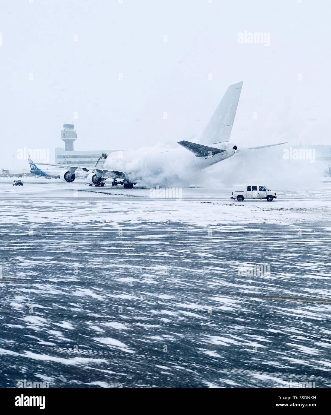De-icing a plane on the tarmac. Ted Stevens International Airport, Anchorage, Alaska Stock Photo