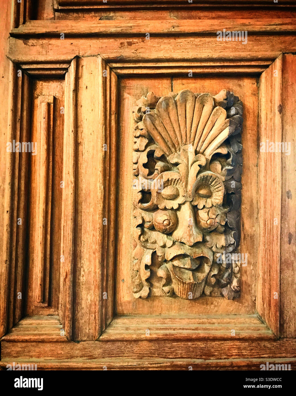 Una figura indígena decora una iglesia en Araro, Michoacan, Mexico Stock Photo