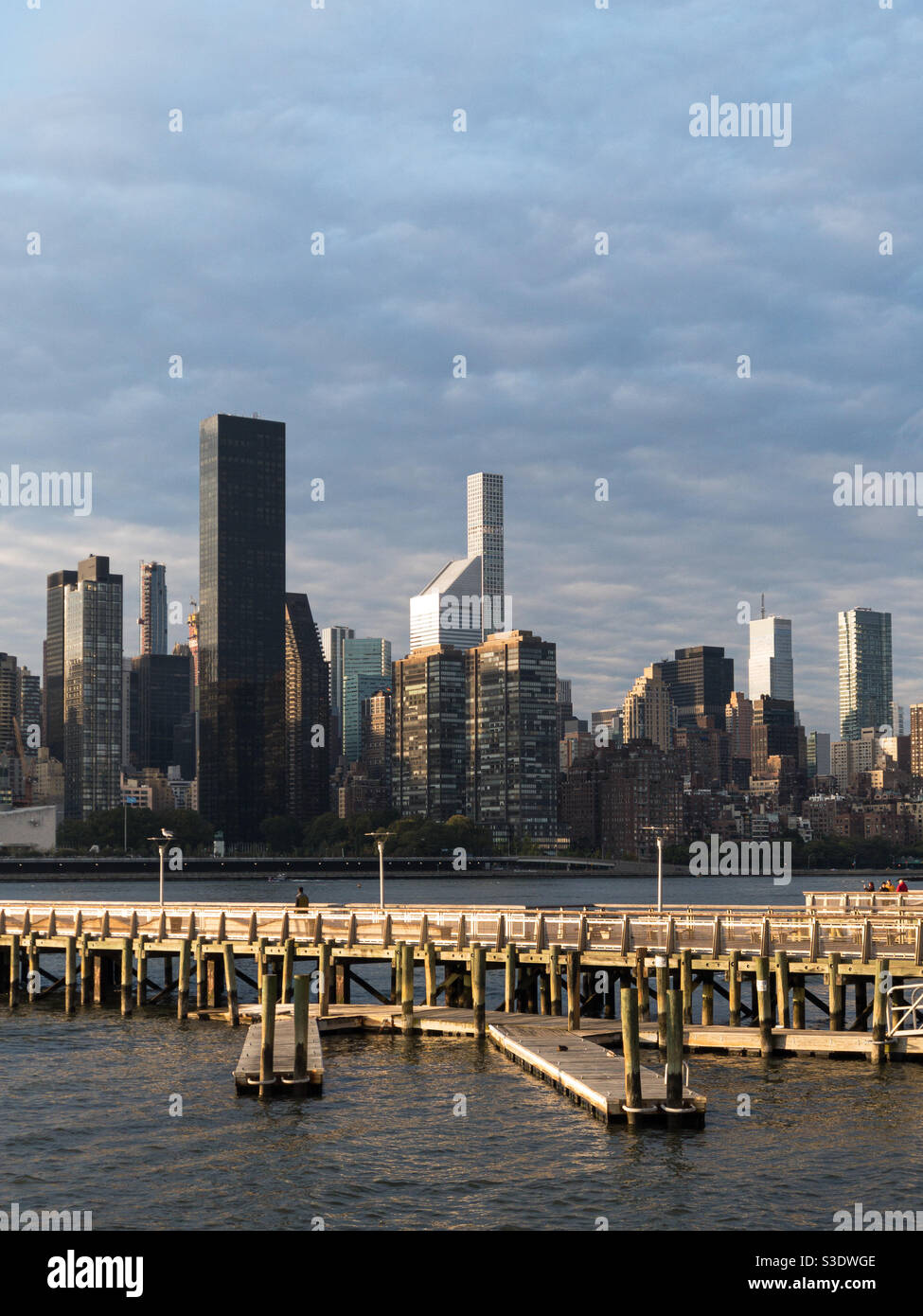 Fishers pier at the Gantry State plaza in Long Island city, Queens, and view over Manhattan upper East side Stock Photo
