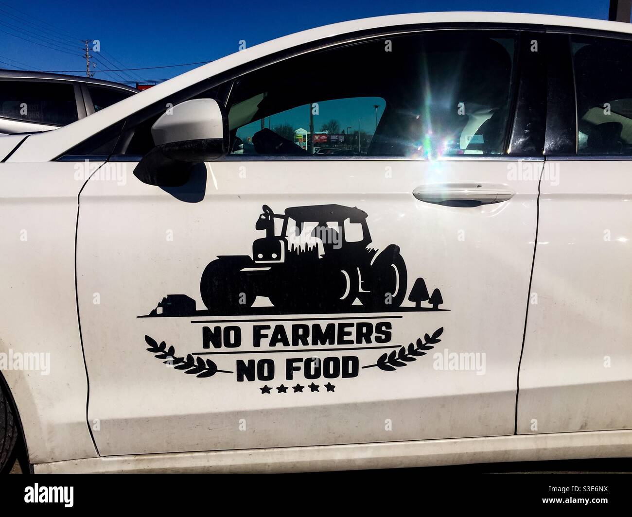 Pro-farmer slogan on a car, Canada. A protest symbol against the Modi government policy in India, it’s now showing up in many countries to support farmers. No farmers no food. Stock Photo