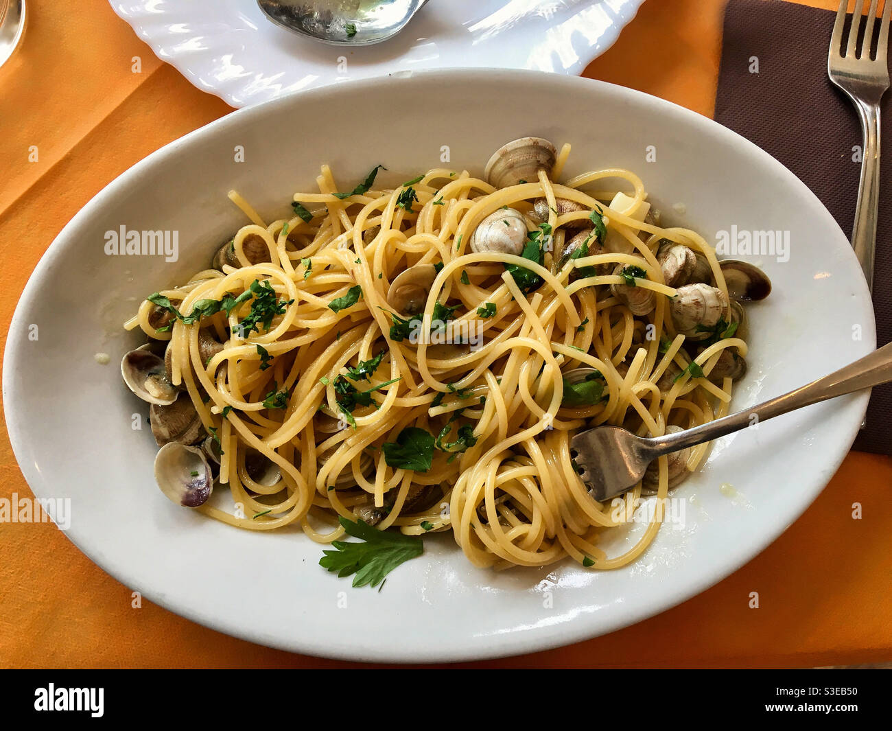 Original alle vongole in bianco” (spaghetti with clams Stock Photo - Alamy