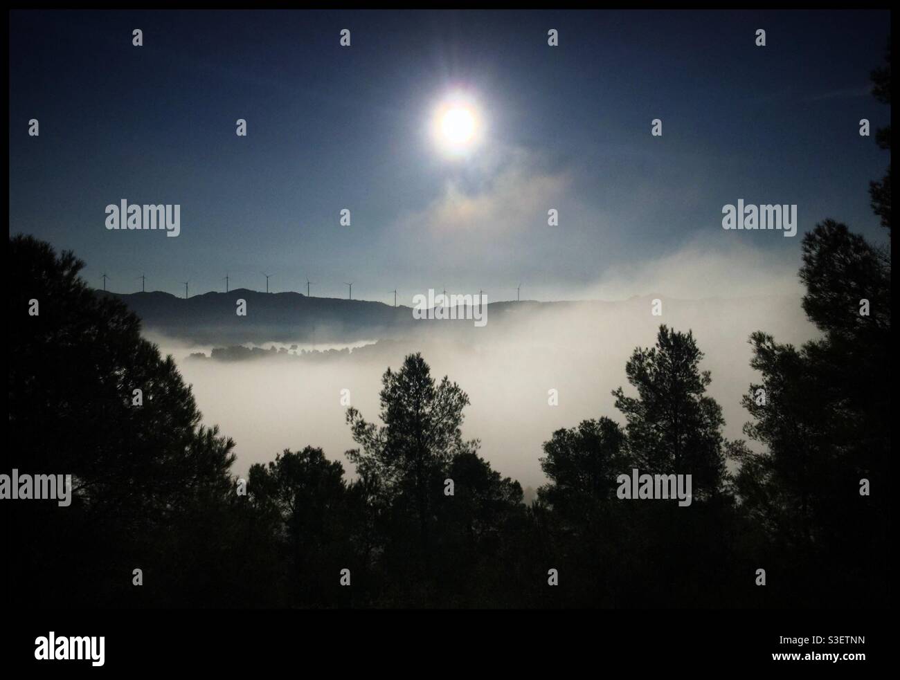 Mountain view in fog hi-res stock photography and images - Alamy