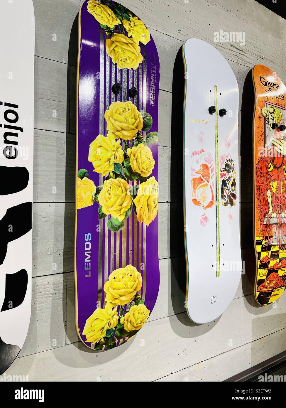 Vervoer reactie garen Skateboards on display at vans off-the-wall retail store, NYC, USA Stock  Photo - Alamy
