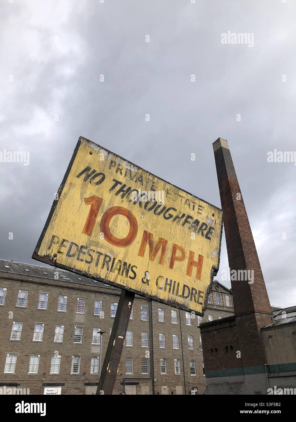 Old street speed limit signage at historic jute mill, Dundee Stock Photo