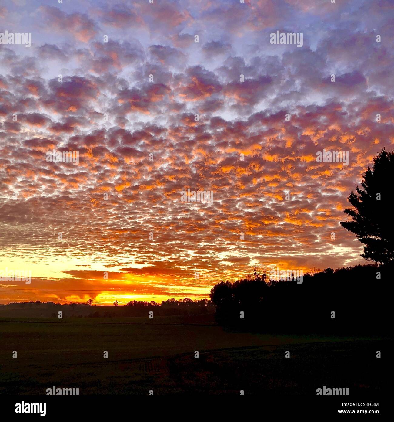 Red sky and clouds hi-res stock photography and images - Alamy
