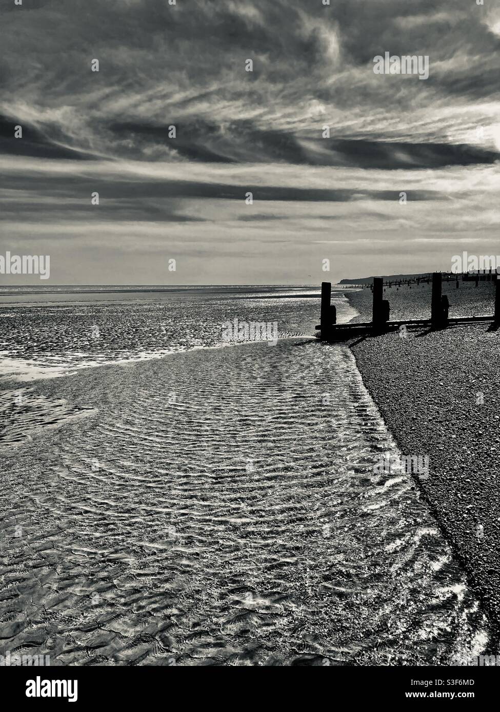 Beach scene in black and white hi-res stock photography and images - Alamy