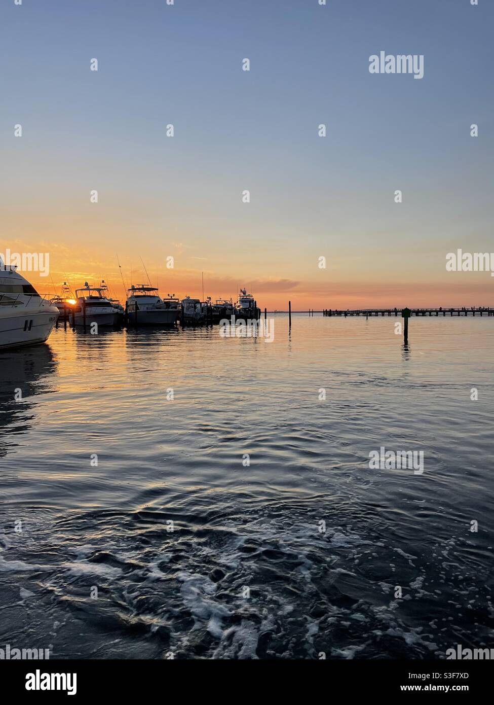 Bay water and boats hi-res stock photography and images - Alamy